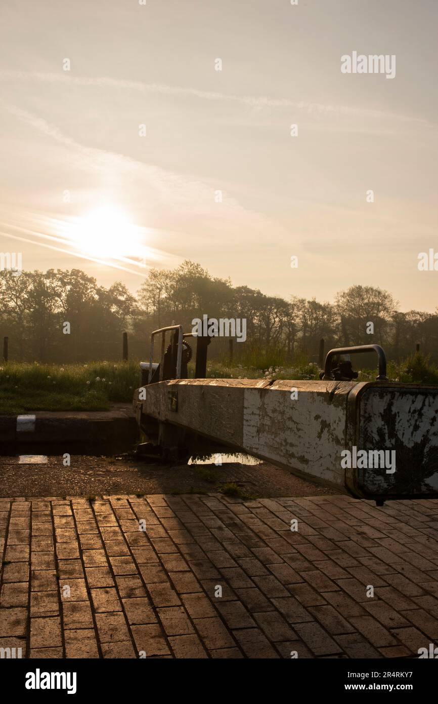 Cancello di chiusura del canale su una mattina soleggiata misty. Tyrley Locks sul canale Shropshire Union. Foto Stock