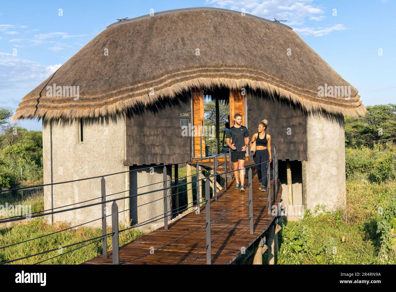 Coppia attiva a piedi dalla palestra al campo di Onguma Kala - Onguma Game Reserve, Namibia, Africa Foto Stock