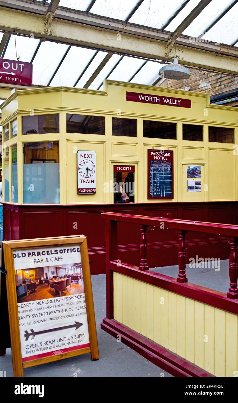 Biglietteria, Keighley, Keighley Worth Valley Railway, Yorkshire, Inghilterra Foto Stock