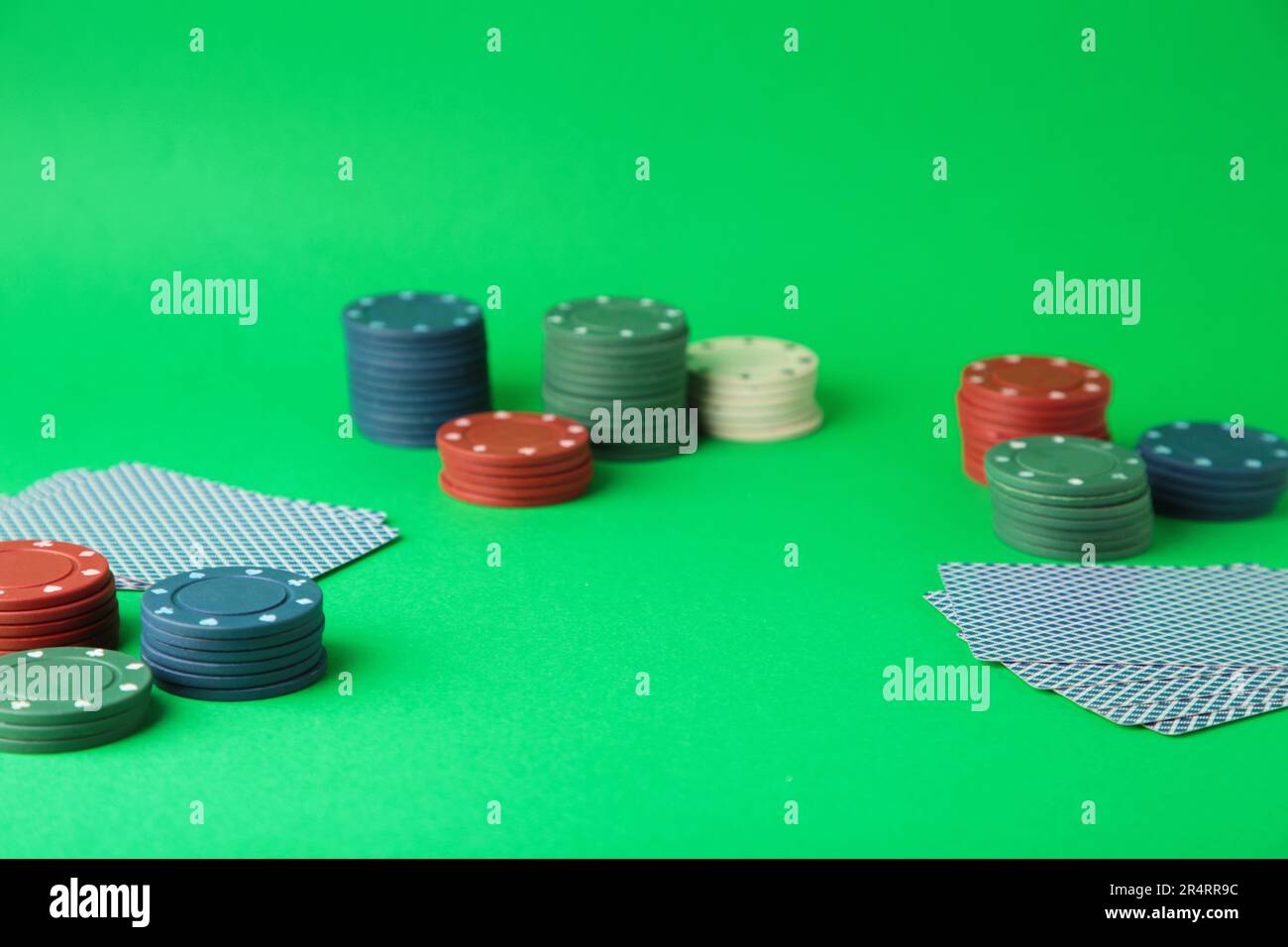 Chip e carta da gioco per il poker su sfondo verde. Vista dall'alto Foto Stock