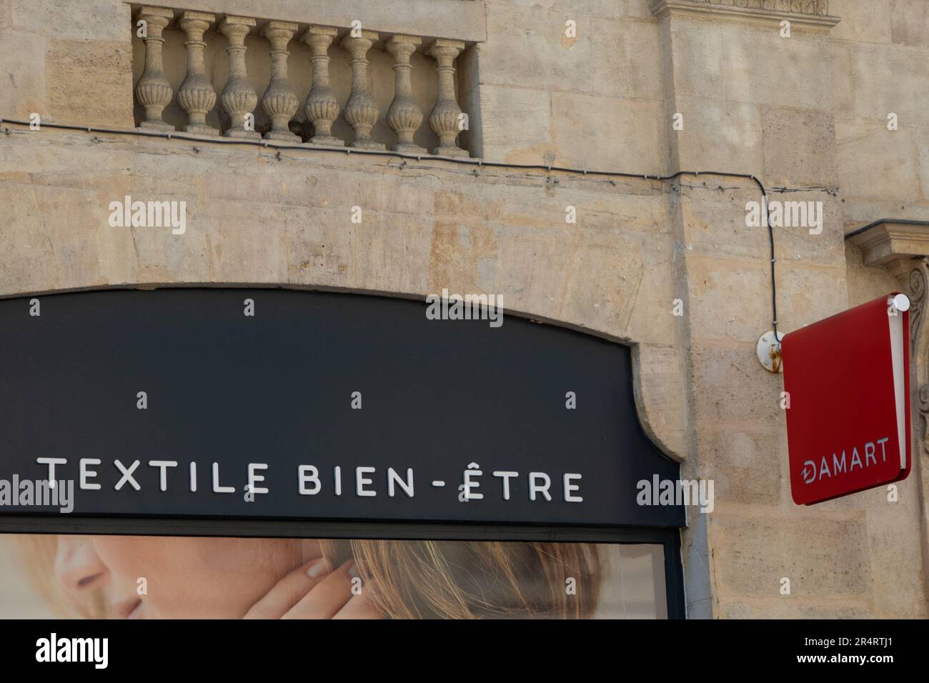 Bordeaux , Aquitaine France - 05 09 2023 : Damart logo marchio e segno di testo frontone facadestore di indumenti isolanti nome della casa Foto Stock