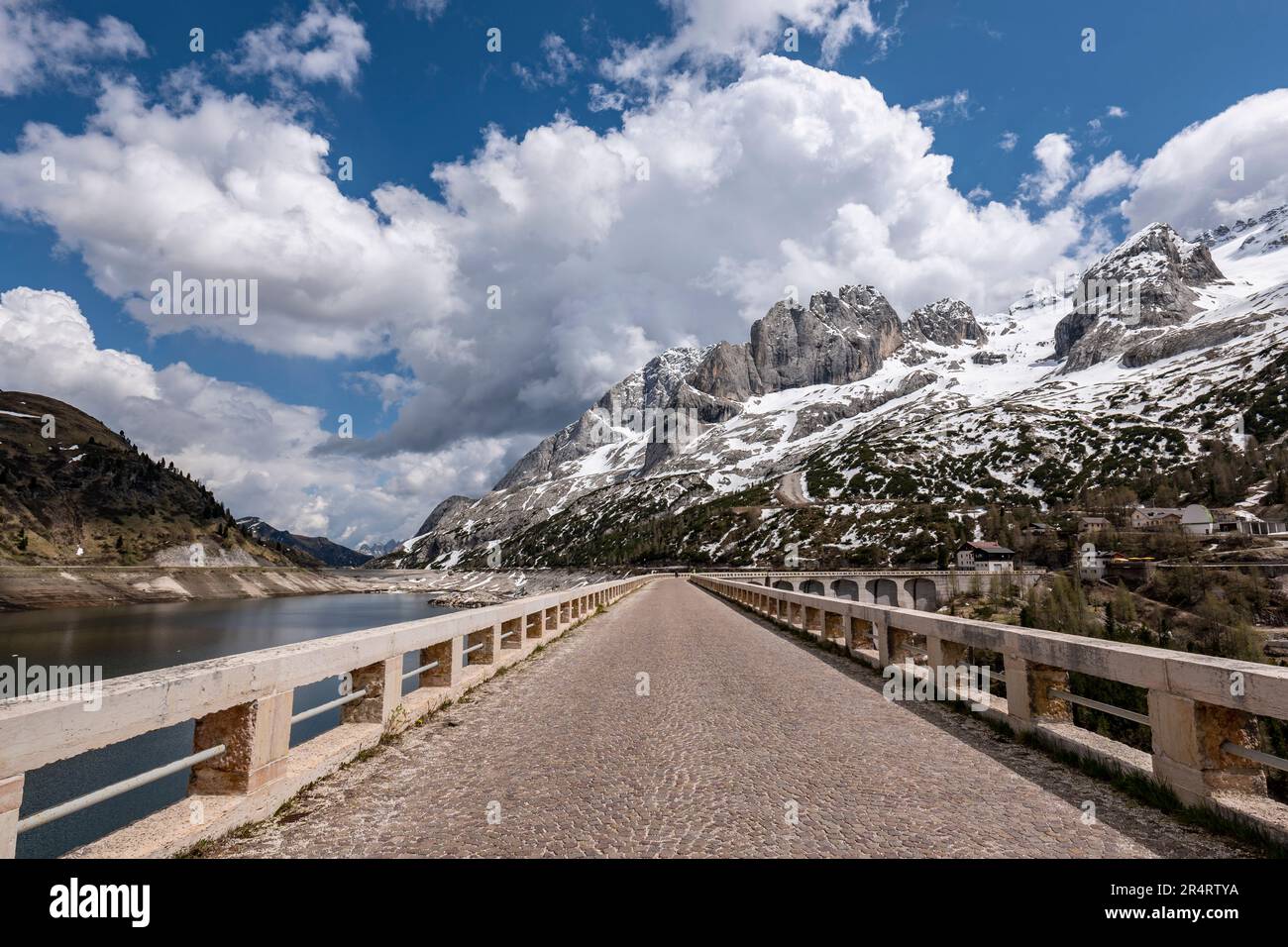 Paesaggio del Monte Marmolada dalla diga del lago Fedaia Foto Stock