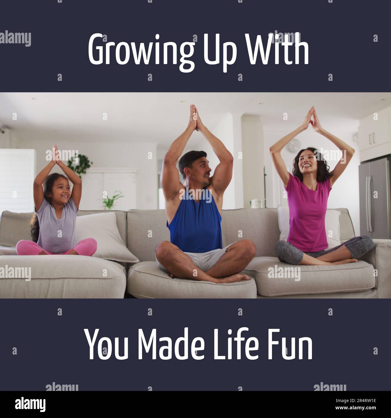 La composizione di crescere con voi ha reso la vita divertente testo sopra la famiglia biracial che fa yoga Foto Stock