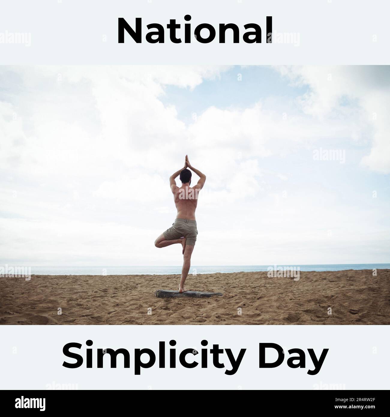 Composizione del testo nazionale di giornata di semplicità sopra l'uomo caucasico che pratica yoga sulla spiaggia Foto Stock