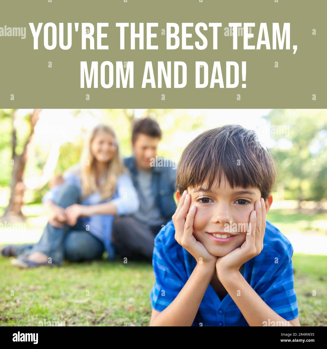 Composizione di voi siete la migliore squadra, mamma e papà testo su genitori caucasici e figlio al parco Foto Stock