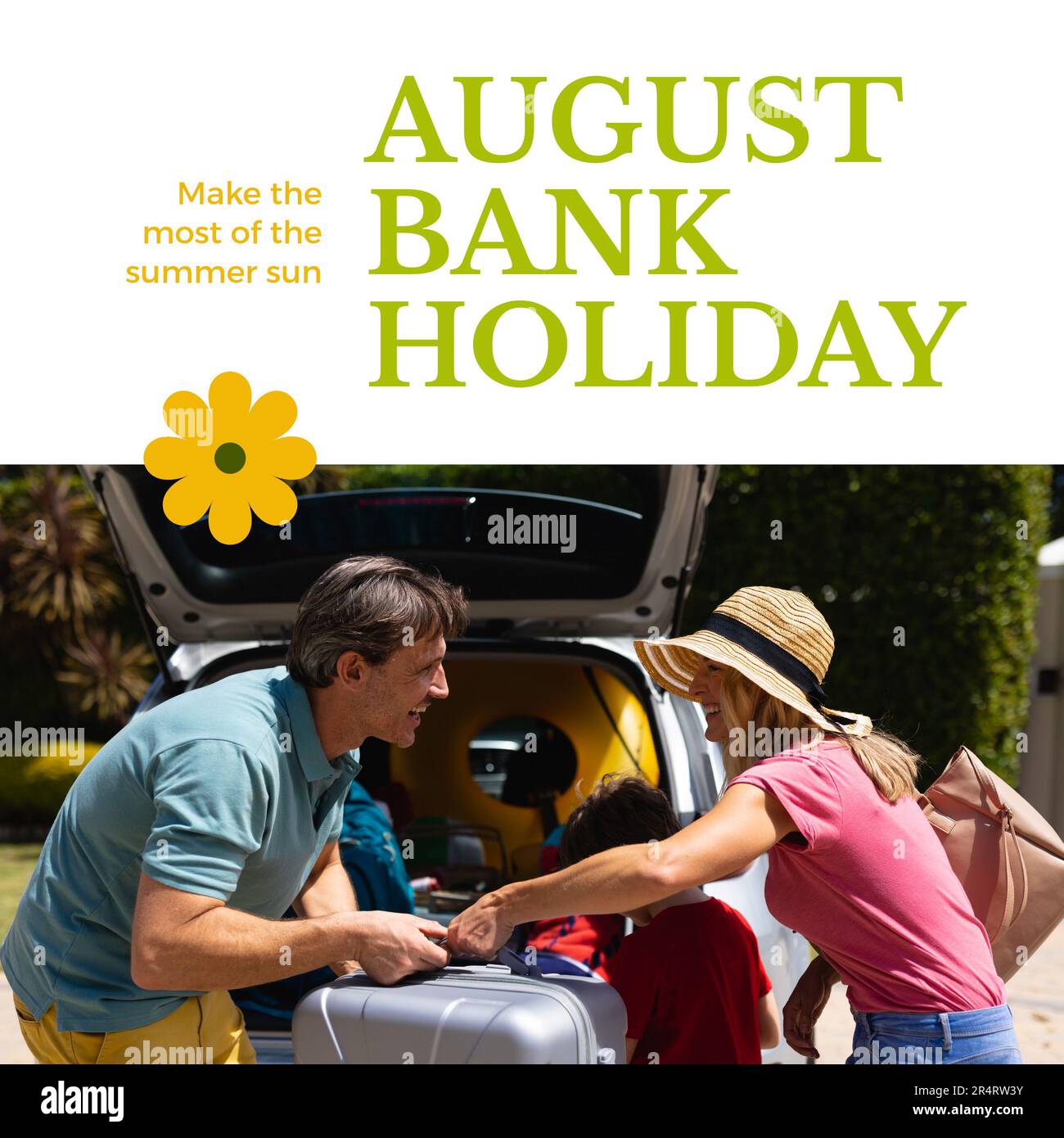 Agosto banca di vacanza testo con felici genitori caucasici e figlio imballaggio bagagli in auto Foto Stock