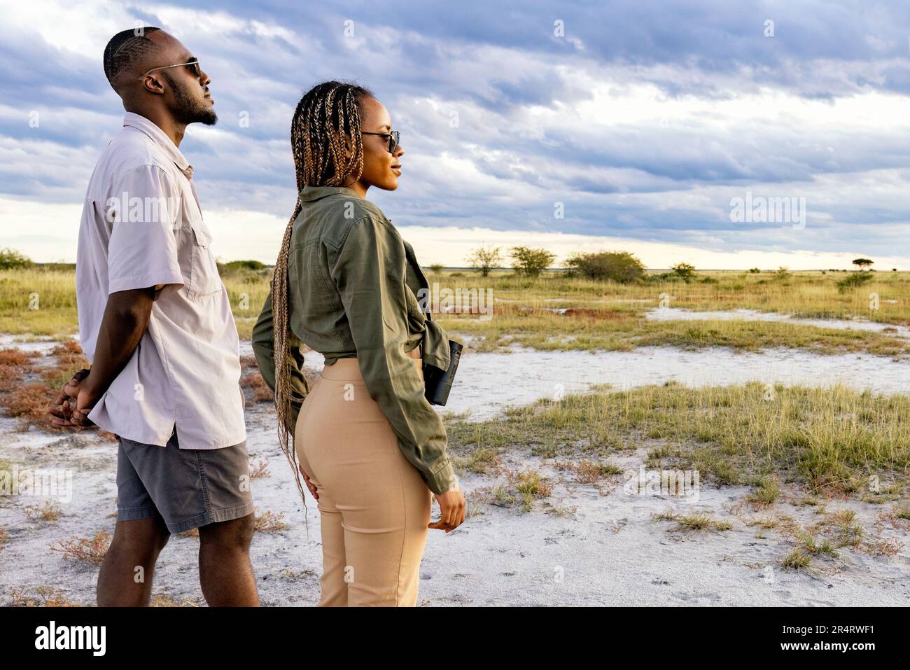 Coppia godendo uno stile di vita sundowner in Onguma Game Reserve, Namibia, Africa Foto Stock