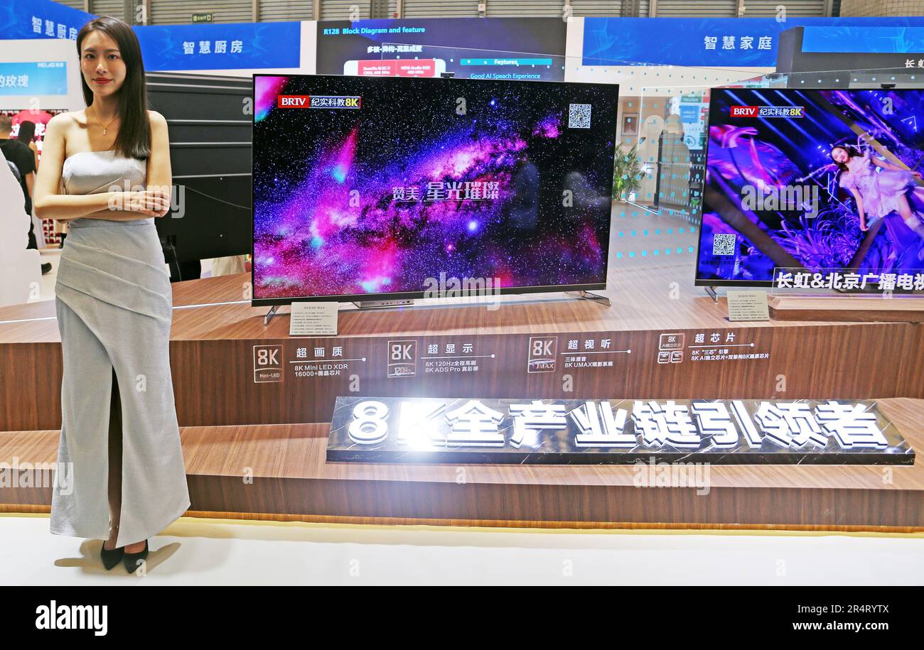 SHANGHAI, CINA - 27 APRILE 2023 - Changhong 8K TV in mostra al 2023 Appliance&electronics World Expo di Shanghai, Cina, 27 aprile 2023. 30 maggio 202 Foto Stock