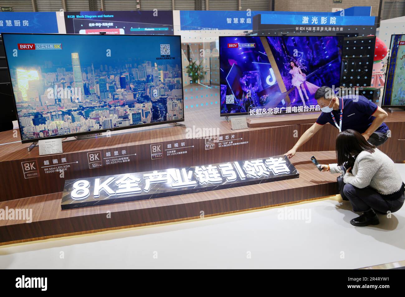 SHANGHAI, CINA - 27 APRILE 2023 - Changhong 8K TV in mostra al 2023 Appliance&electronics World Expo di Shanghai, Cina, 27 aprile 2023. 30 maggio 202 Foto Stock