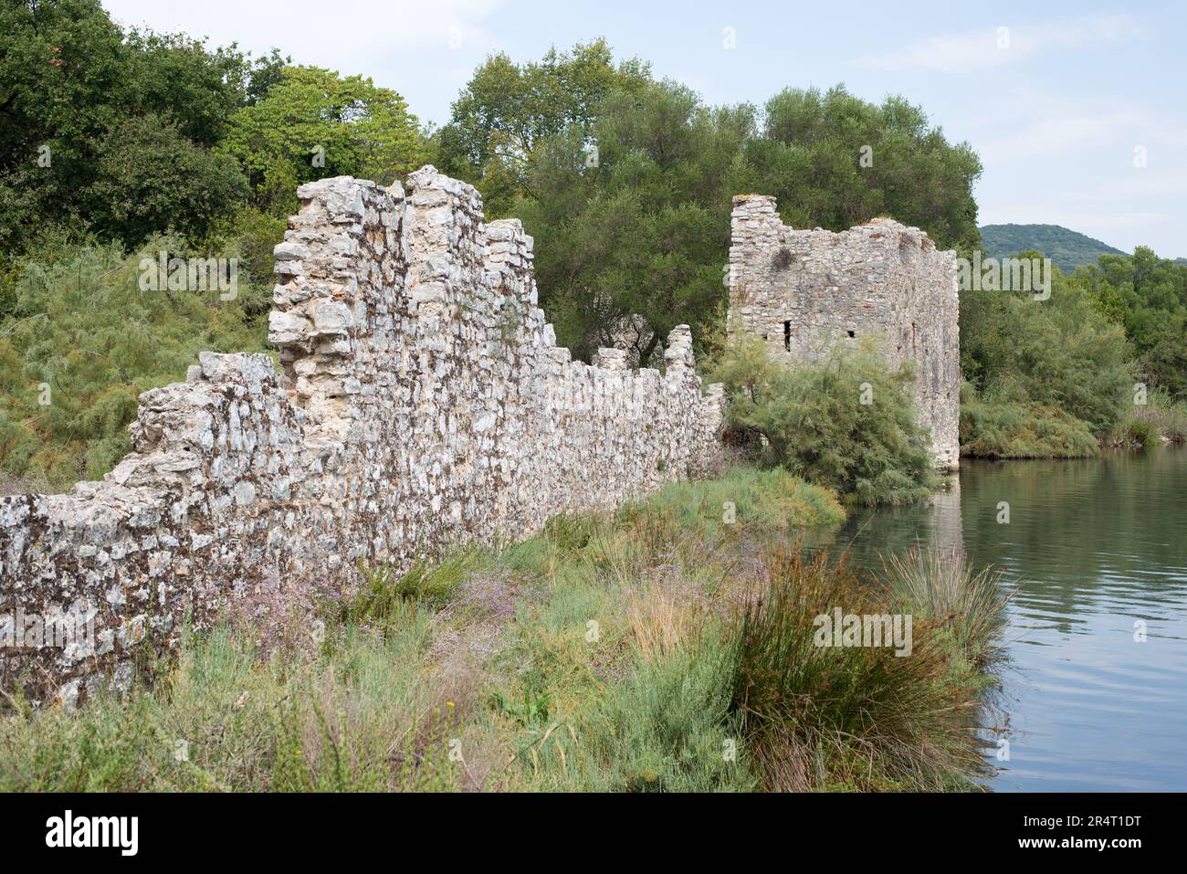 Lago di Butrint laguna salata e rovine di un'antica fortezza sulla riva, splendida vista dal Parco Nazionale di Butrint, un sito patrimonio dell'umanità dell'UNESCO Foto Stock