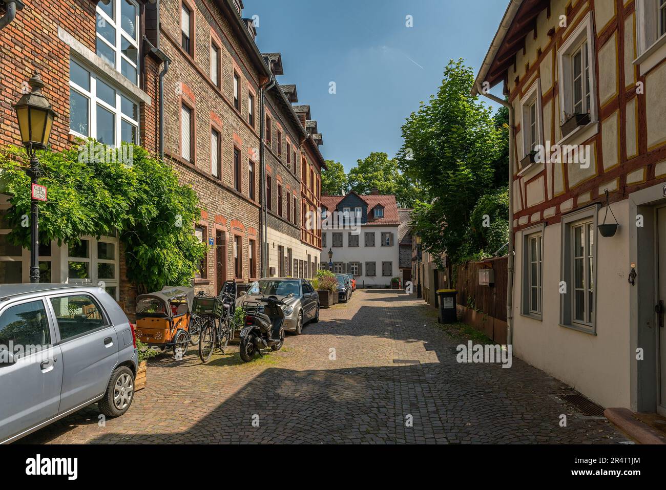 Piccola strada nel centro storico di Francoforte-Hoechst, Germania Foto Stock
