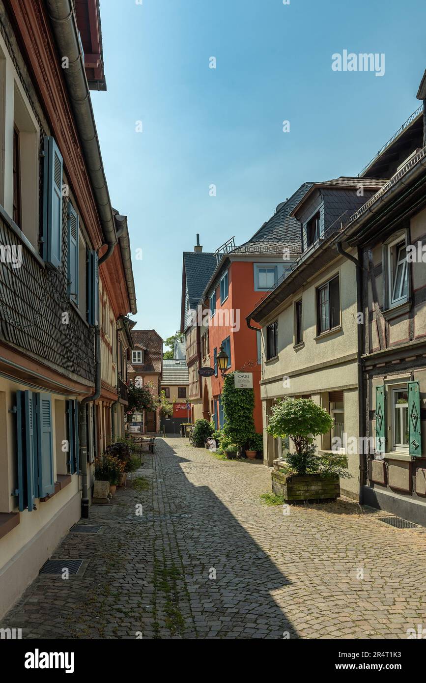 Piccola strada nel centro storico di Francoforte-Hoechst, Germania Foto Stock