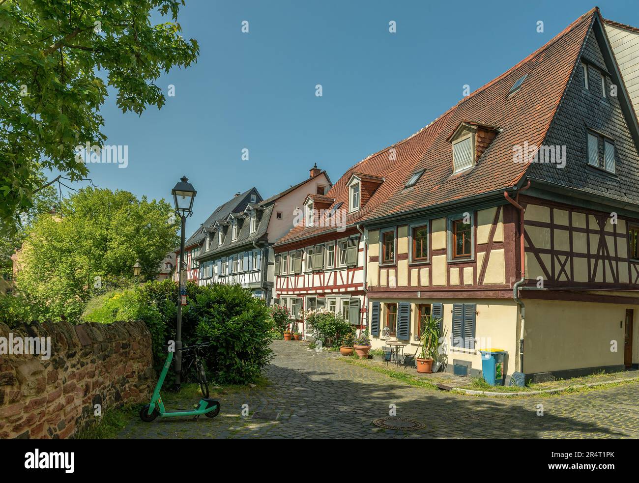 Piccola strada nel centro storico di Francoforte-Hoechst, Germania Foto Stock