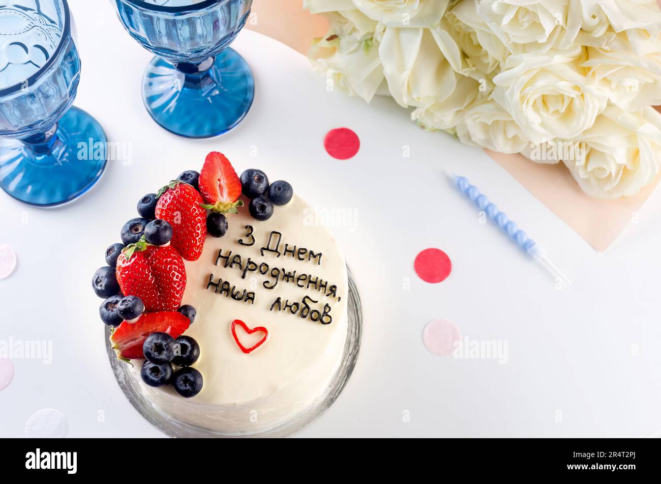 Torta bento alla moda con iscrizione in ucraino "buon compleanno" su sfondo chiaro. Torta di compleanno , Bento Cake per due con frutta. alla moda Foto Stock