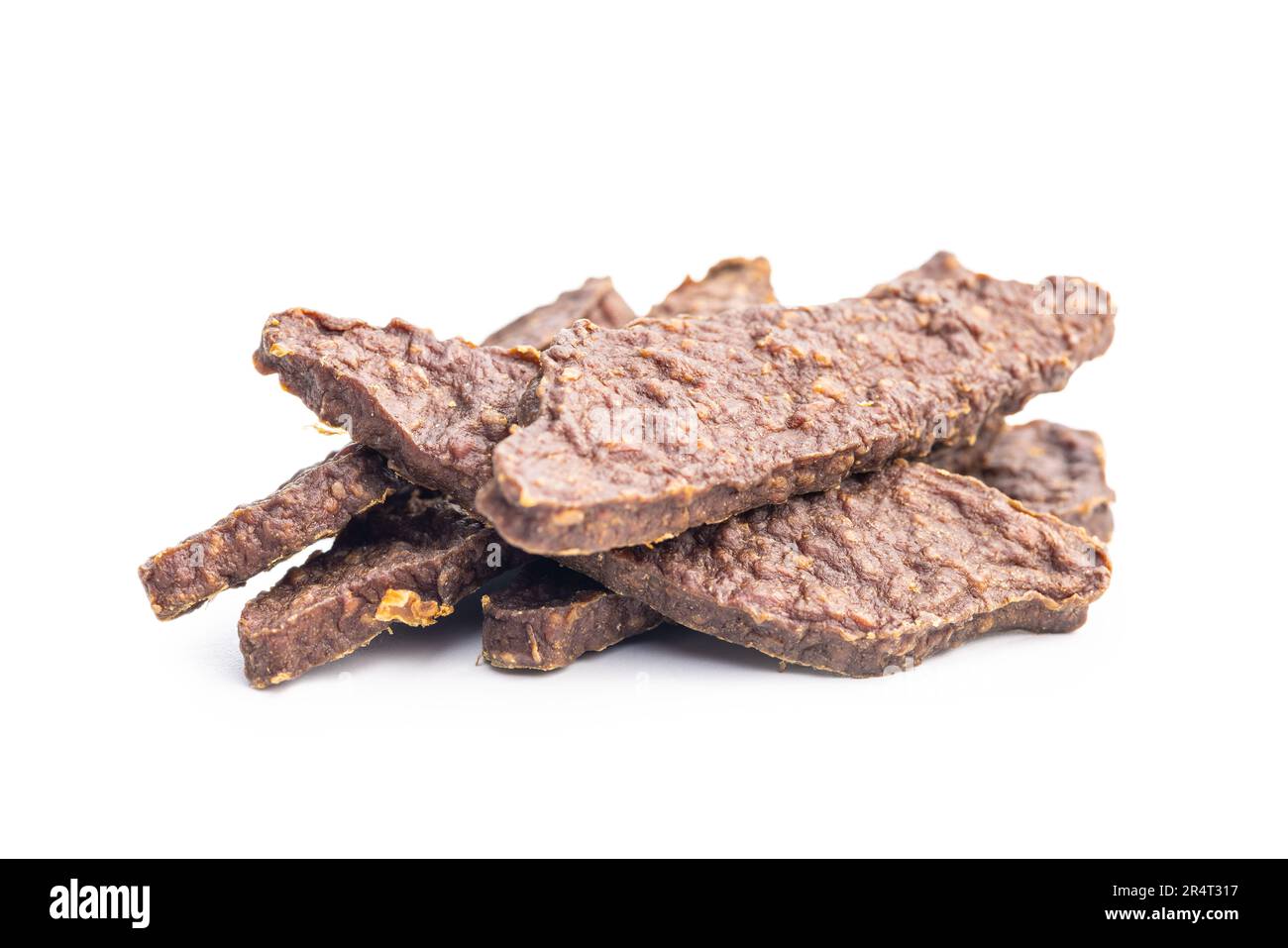 Carne secca per cani. Trattamento masticoso per cani isolati su sfondo bianco. Foto Stock