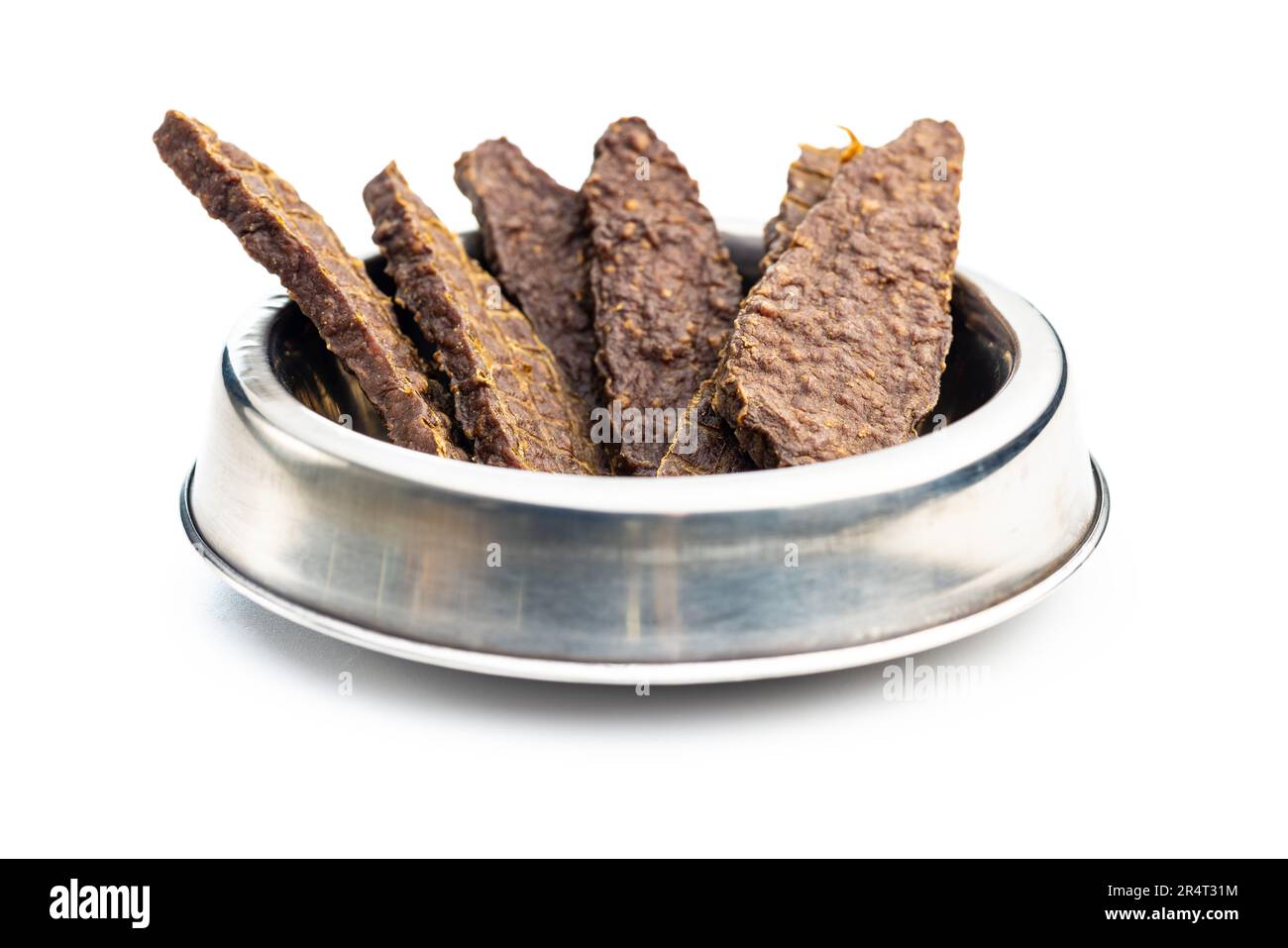 Carne secca per cani. Trattamento masticoso per cani isolati su sfondo bianco. Foto Stock