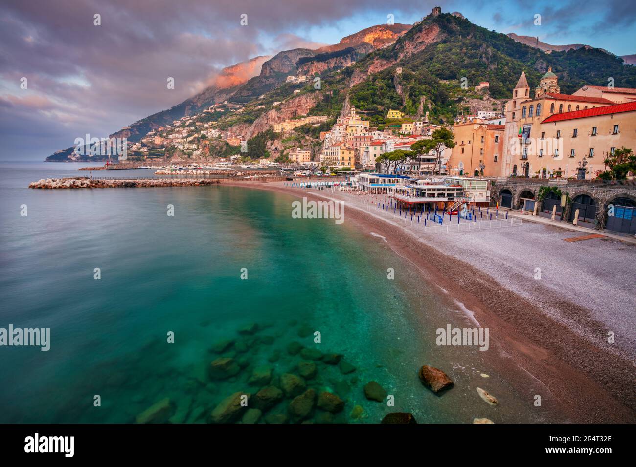 Amalfi, Italia. Immagine del paesaggio urbano della famosa città costiera di Amalfi, situata sulla Costiera Amalfitana, Italia all'alba. Foto Stock