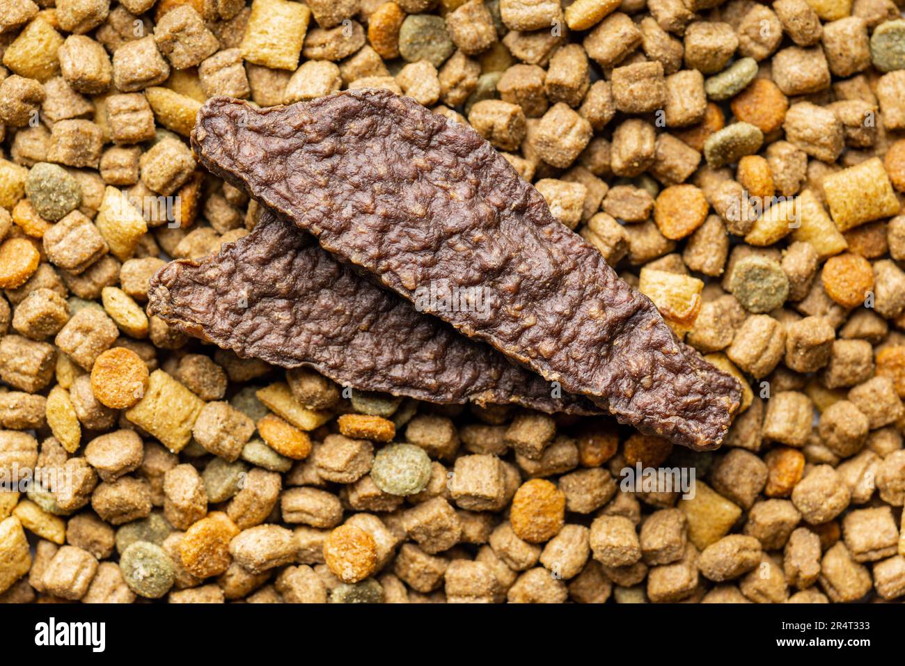 Carne secca per cani. Trattamento masticoso per cani. Vista dall'alto. Foto Stock