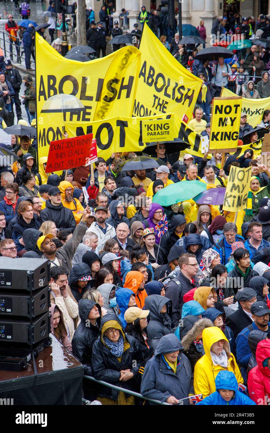 I manifestanti contro i reali hanno striscioni 'non mio re' durante l'incoronazione e chiedono che la monarchia sia abolita. Vogliono una Repubblica, non una monarchia. Foto Stock