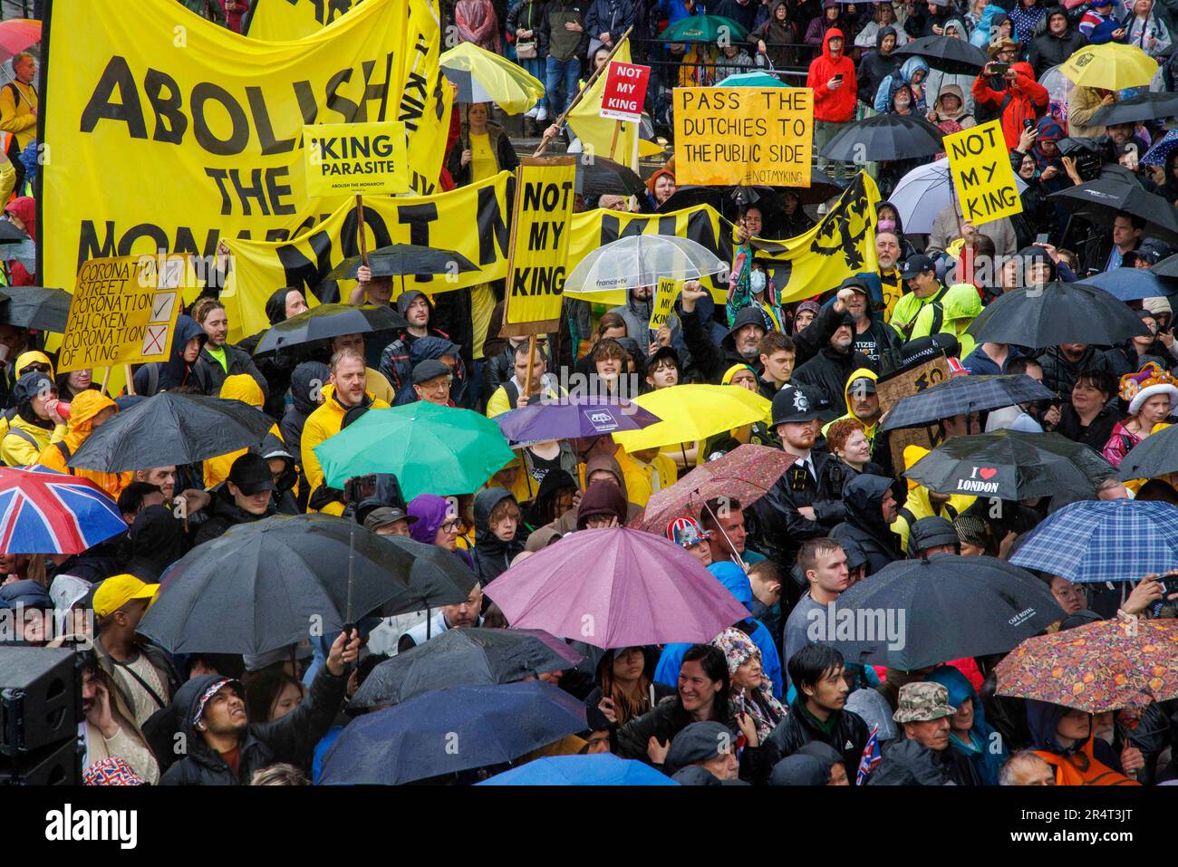I manifestanti contro i reali hanno striscioni 'non mio re' durante l'incoronazione e chiedono che la monarchia sia abolita. Vogliono una Repubblica, non una monarchia. Foto Stock