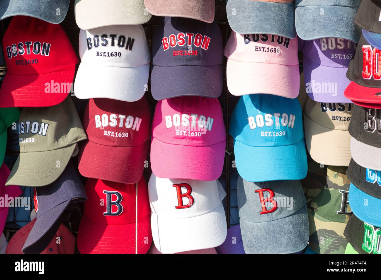 USA, Massachusetts, Boston, cappelli da baseball come souvenir per Boston e Boston Red Socks. Foto Stock