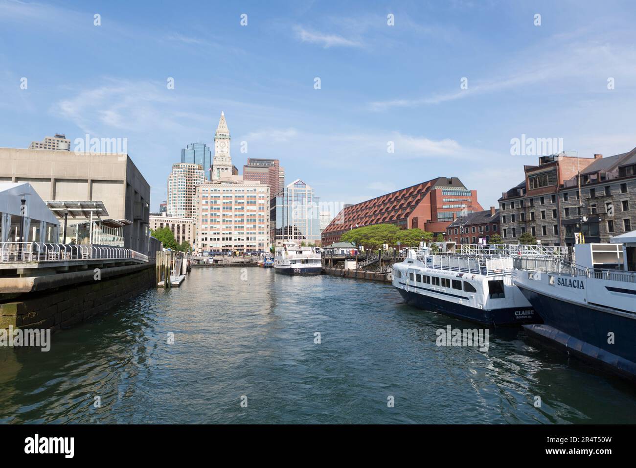 USA, Massachusetts, Boston, fiume con barche ed edifici sullo sfondo, Long Wharf. Foto Stock