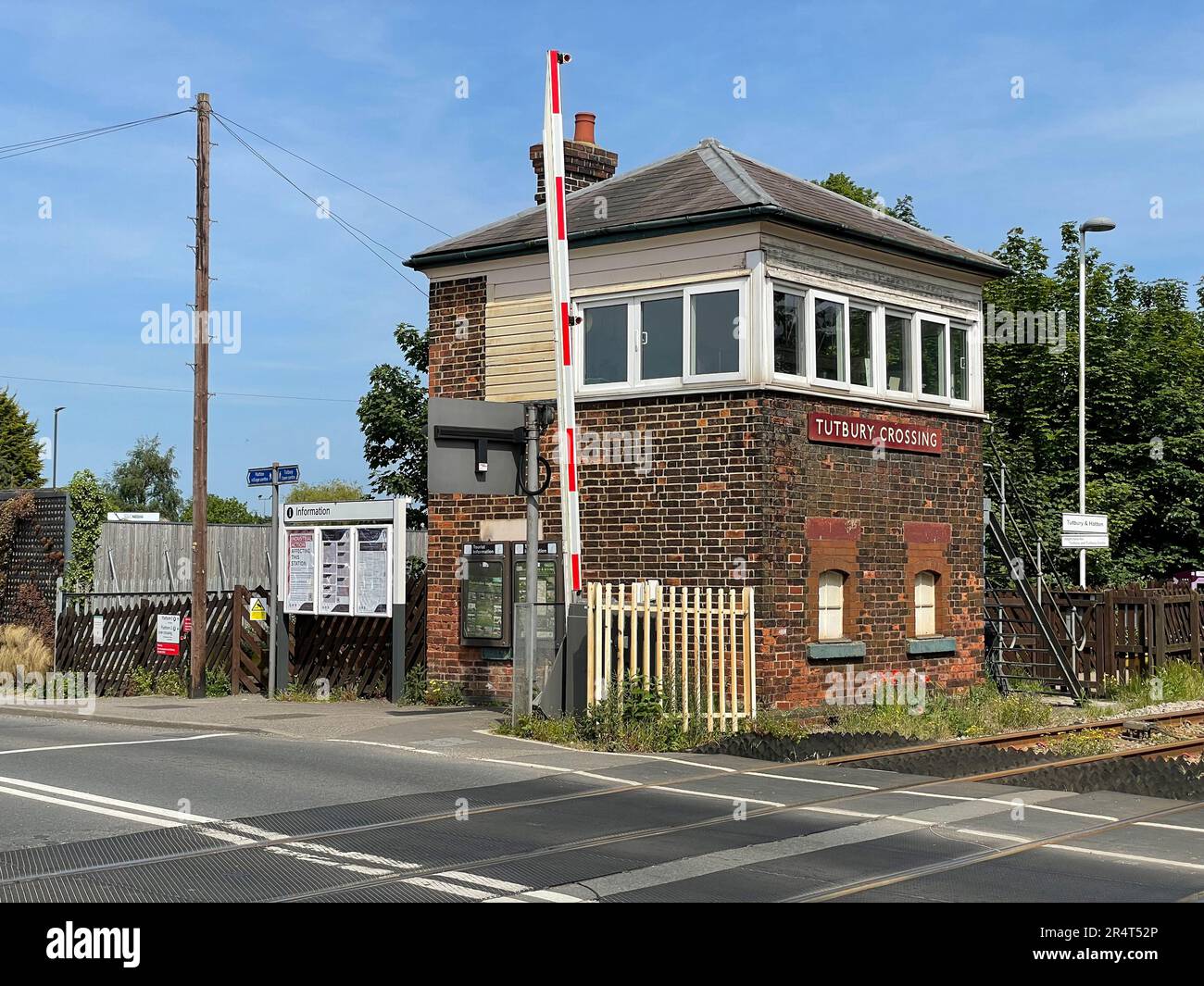 La scatola del segnale di incrocio di Tutbury Crossing è quotata di grado II alla stazione di Tutbury e Hatton nel Derbyshire meridionale dell'Inghilterra Foto Stock