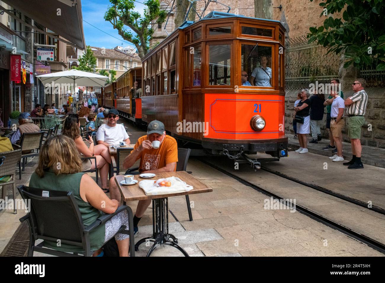 Centro del villaggio di Soller. Tram d'epoca presso il villaggio di Soller. Il tram opera un servizio 5kms dalla stazione ferroviaria nel villaggio di Soller al Puer Foto Stock