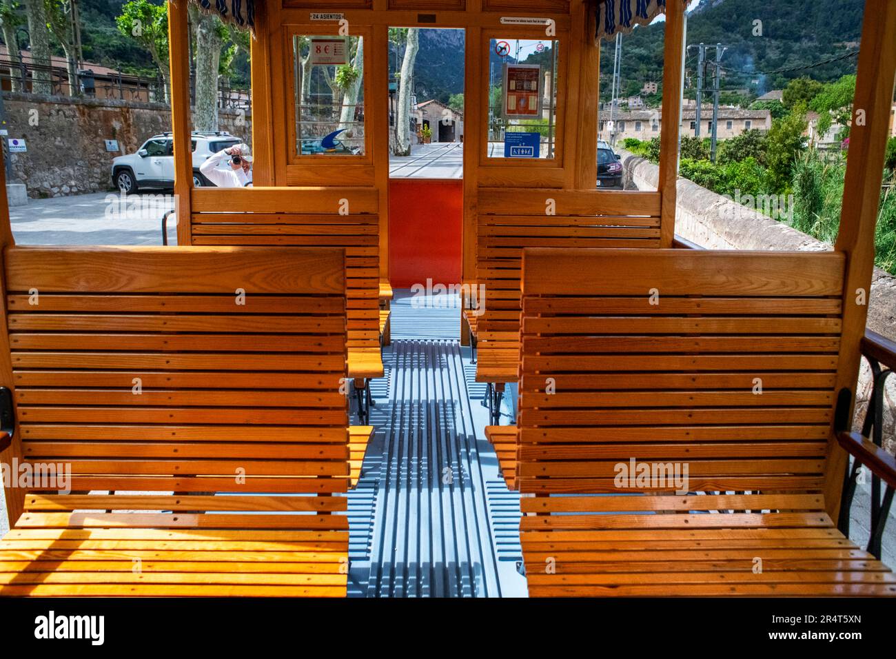 Posti a sedere all'interno del tram d'epoca presso la stazione ferroviaria di Soller. Il tram opera un servizio 5kms dalla stazione ferroviaria nel villaggio di Soller a. Foto Stock