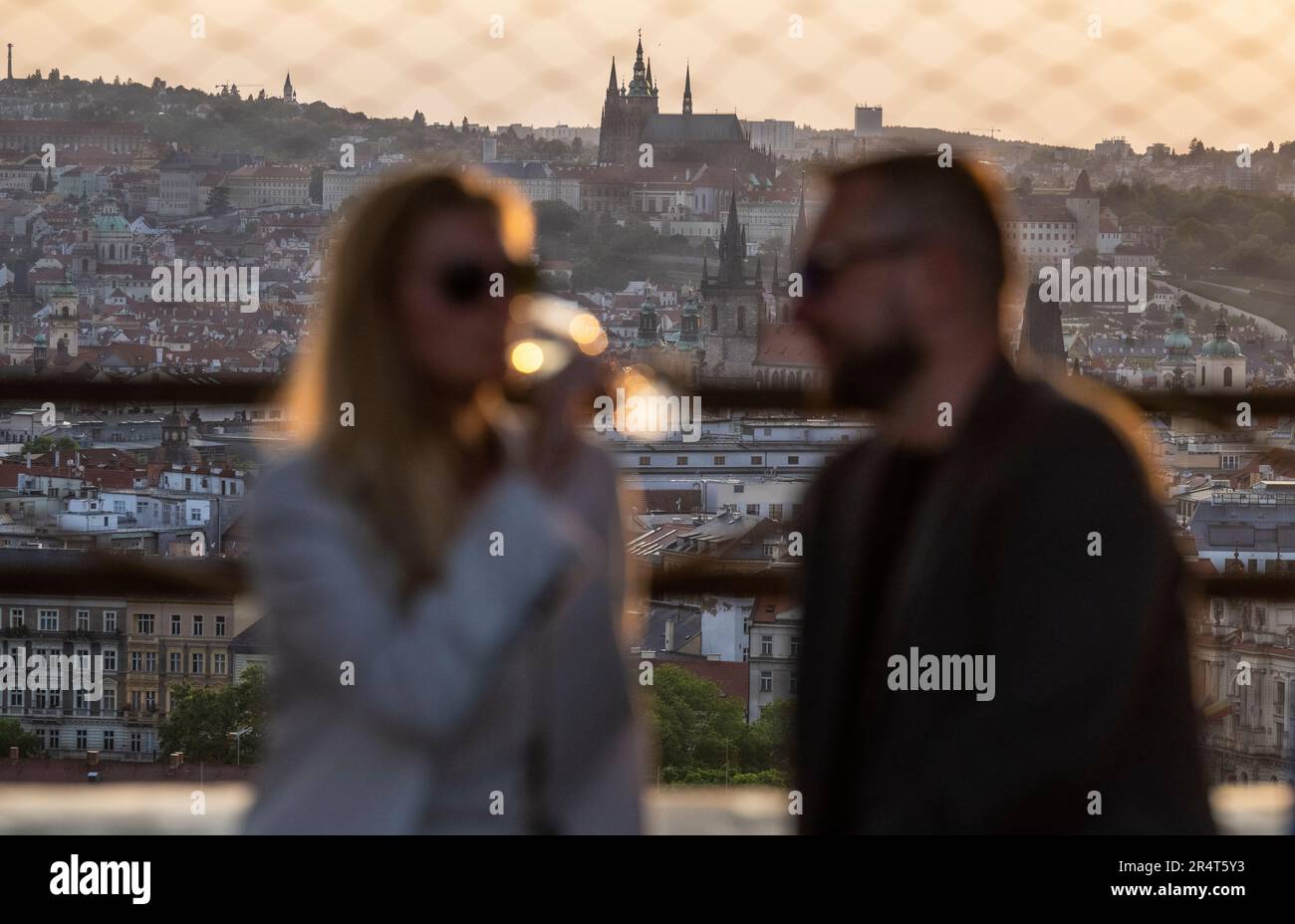 Praga, Repubblica Ceca. 29th maggio, 2023. Una vista serale del Castello di Praga dalla Casa della gioia a Praga, Repubblica Ceca, 29 maggio 2023. Credit: Michaela Rihova/CTK Photo/Alamy Live News Foto Stock