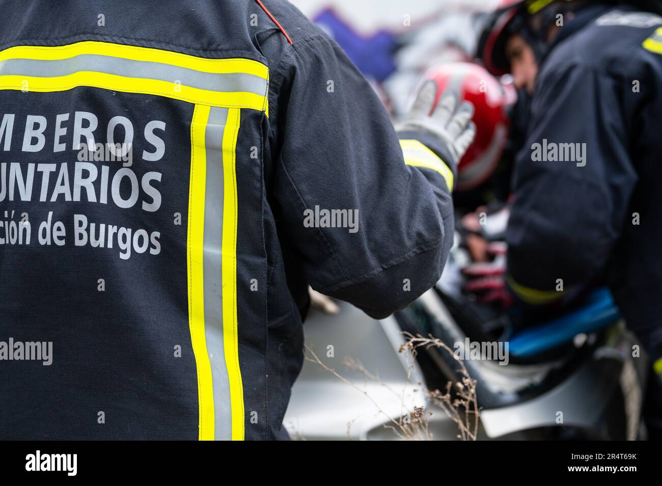 Incidente stradale in caso di incidente stradale. Vigili del fuoco salvataggio feriti vittime intrappolate. I vigili del fuoco forniscono il primo soccorso ai passeggeri. Fotografia di alta qualità. Foto Stock