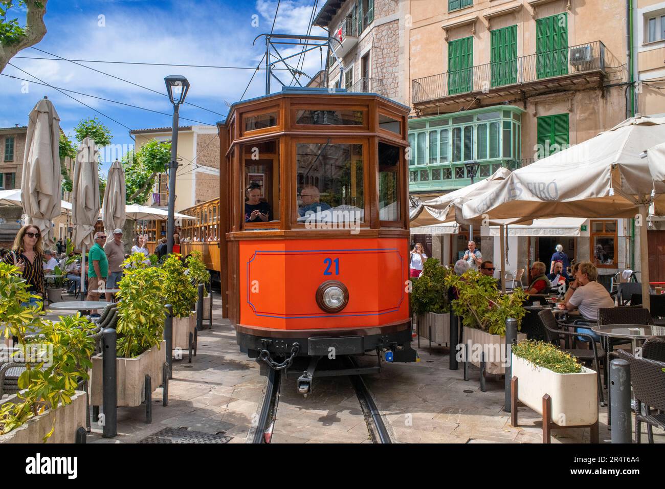 Centro del villaggio di Soller. Tram d'epoca presso il villaggio di Soller. Il tram opera un servizio 5kms dalla stazione ferroviaria nel villaggio di Soller al Puer Foto Stock