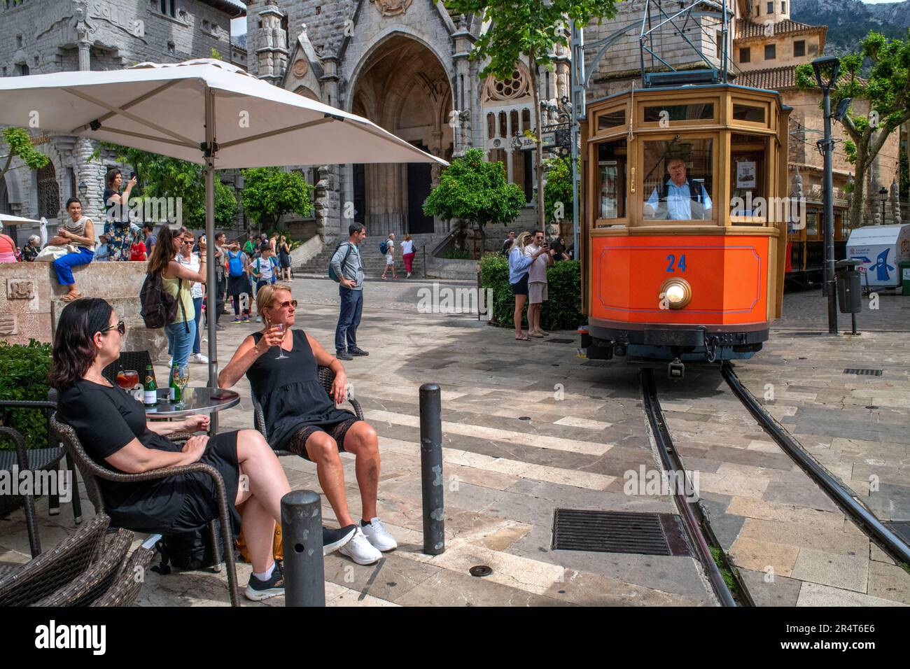Centro del villaggio di Soller. Tram d'epoca presso il villaggio di Soller. Il tram opera un servizio 5kms dalla stazione ferroviaria nel villaggio di Soller al Puer Foto Stock