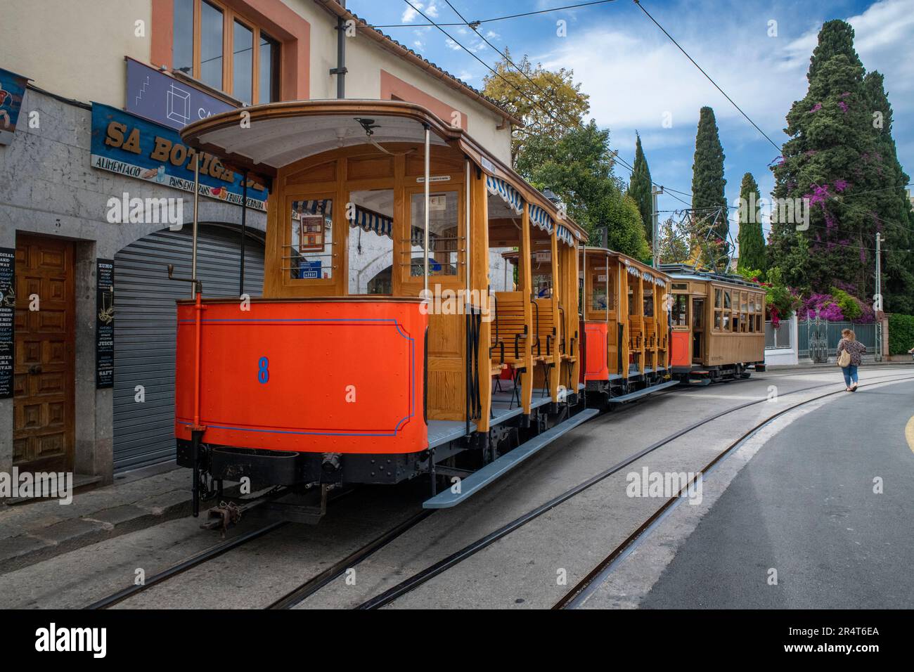 Centro del villaggio di Soller. Tram d'epoca presso il villaggio di Soller. Il tram opera un servizio 5kms dalla stazione ferroviaria nel villaggio di Soller al Puer Foto Stock