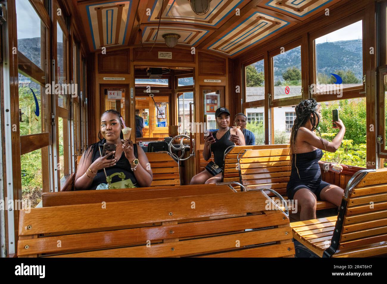 Turisti all'interno del tram d'epoca al villaggio di Soller. Il tram opera un servizio 5kms dalla stazione ferroviaria nel villaggio di Soller al Puer Foto Stock