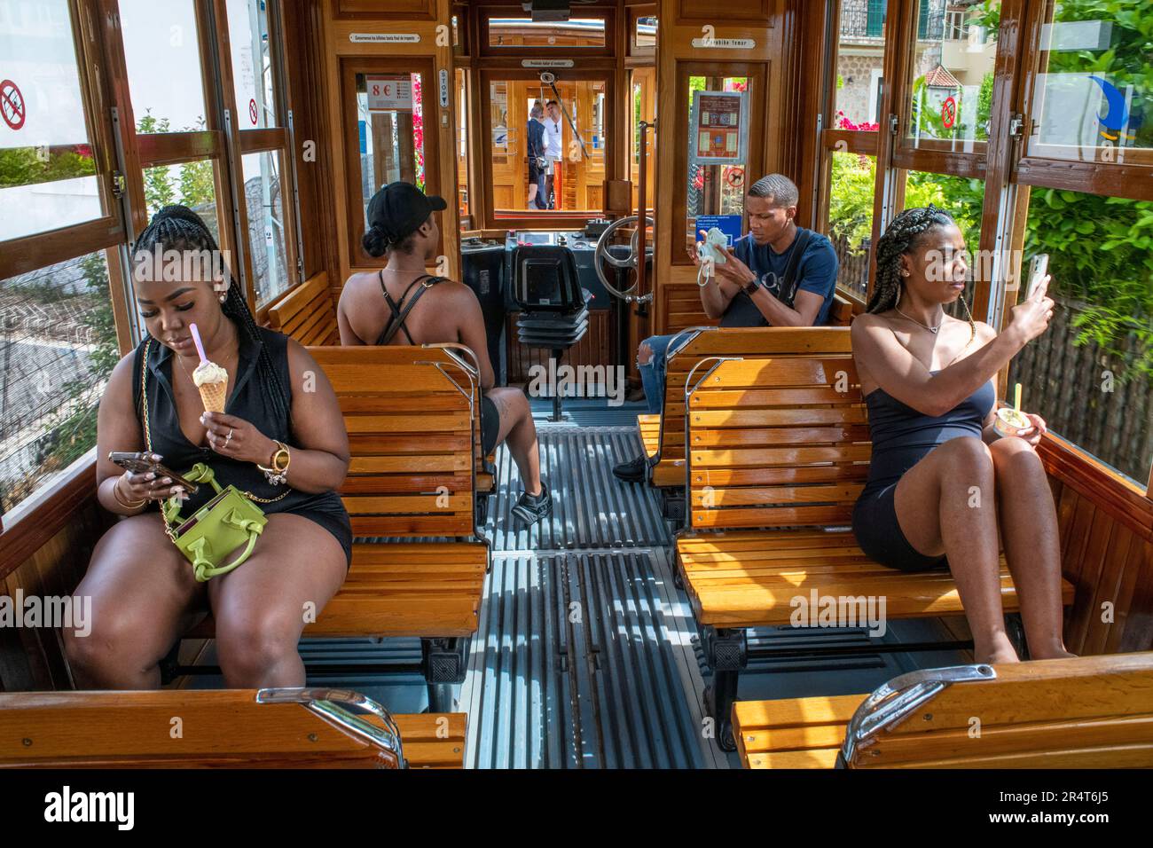 Turisti all'interno del tram d'epoca al villaggio di Soller. Il tram opera un servizio 5kms dalla stazione ferroviaria nel villaggio di Soller al Puer Foto Stock