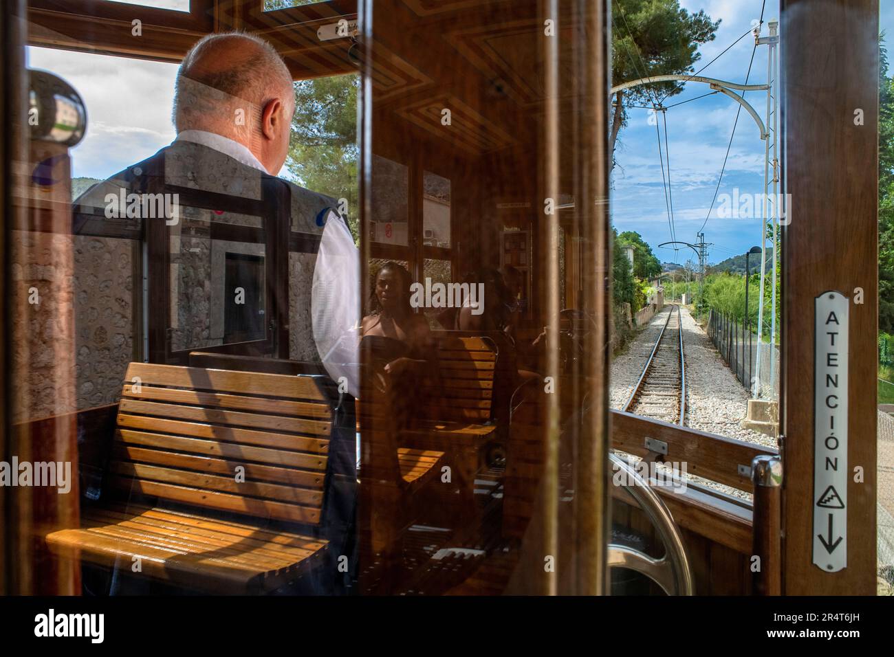 Autista del tram d'epoca al villaggio di Soller. Il tram opera un servizio 5kms dalla stazione ferroviaria nel villaggio di Soller al Puerto de Sol Foto Stock