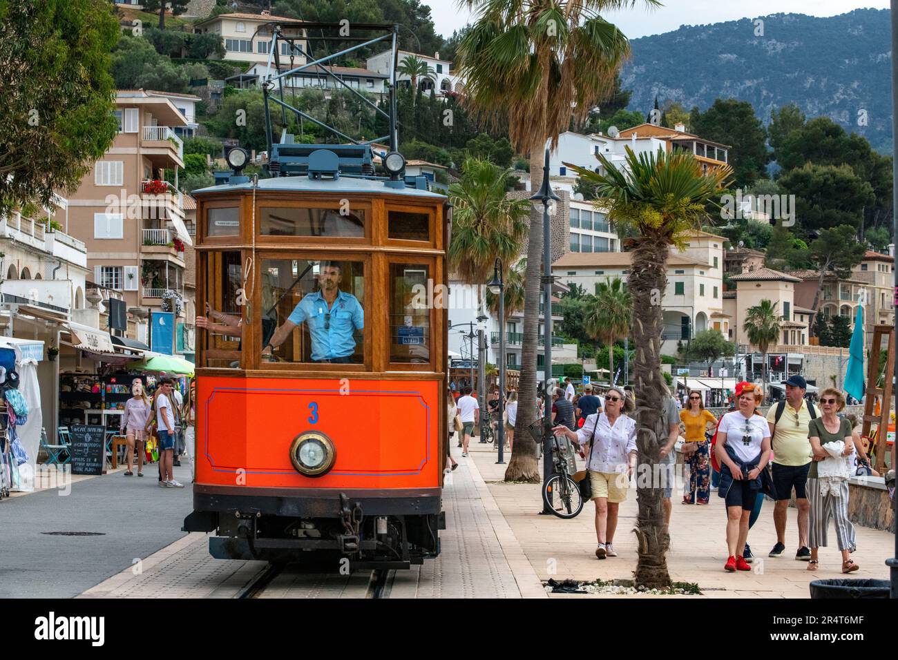 Tram d'epoca presso il villaggio di Port de Soller. Il tram opera un servizio 5kms dalla stazione ferroviaria nel villaggio di Soller al Puerto de Soller, S. Foto Stock