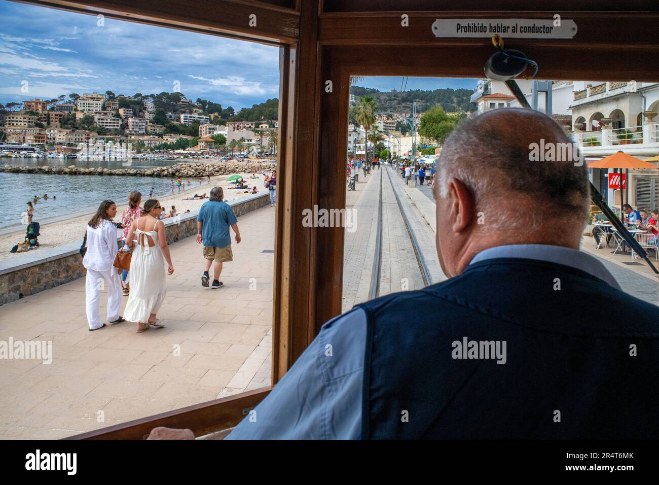 Autista del tram d'epoca al villaggio di Port de Soller. Il tram opera un servizio 5kms dalla stazione ferroviaria nel villaggio di Soller al Puerto de Foto Stock