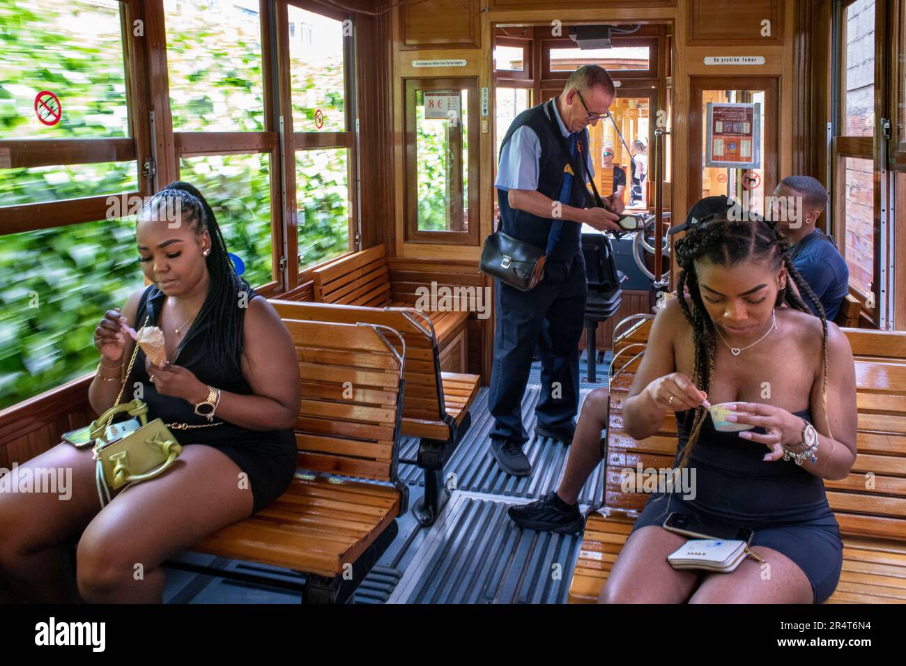 Turisti all'interno del tram d'epoca al villaggio di Soller. Il tram opera un servizio 5kms dalla stazione ferroviaria nel villaggio di Soller al Puer Foto Stock