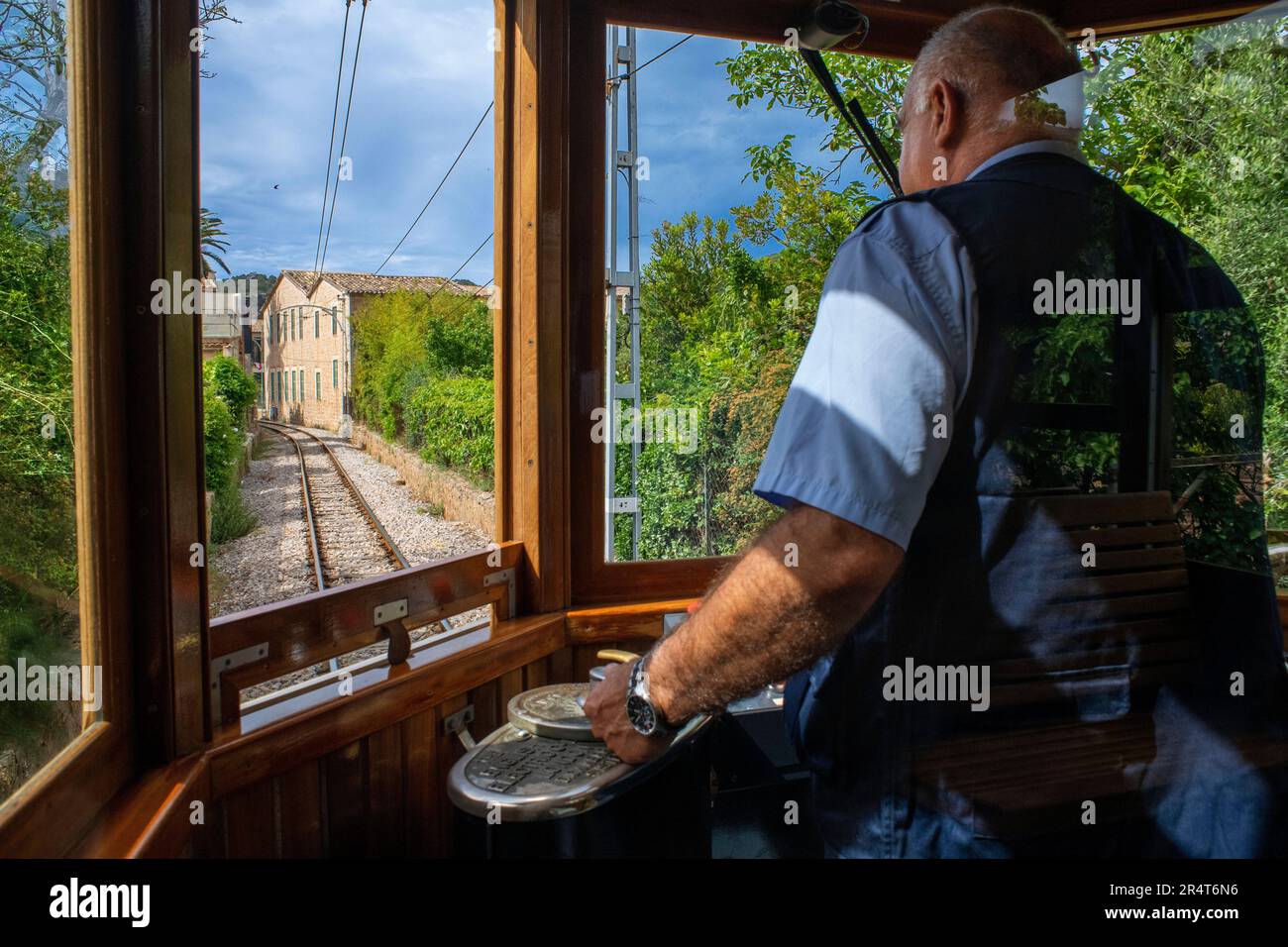 Autista del tram d'epoca al villaggio di Soller. Il tram opera un servizio 5kms dalla stazione ferroviaria nel villaggio di Soller al Puerto de Sol Foto Stock