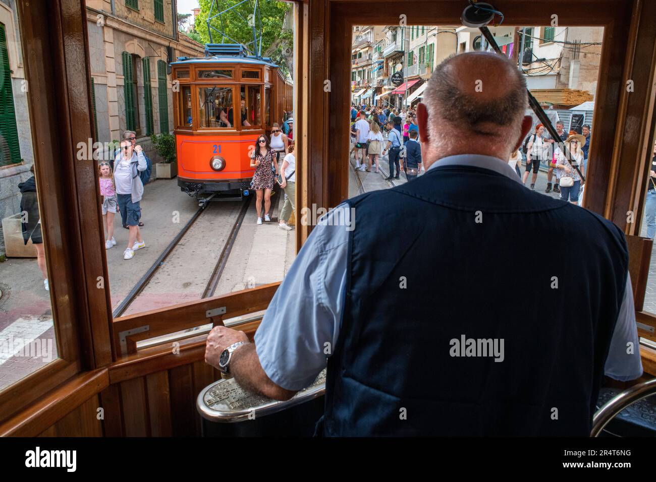 Autista del tram d'epoca al villaggio di Port de Soller. Il tram opera un servizio 5kms dalla stazione ferroviaria nel villaggio di Soller al Puerto de Foto Stock