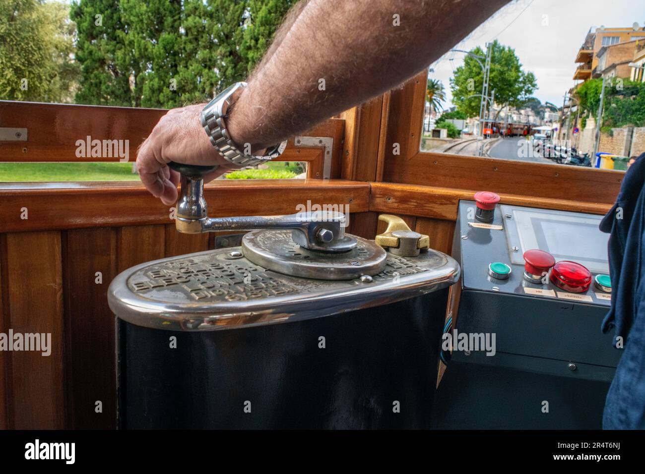Autista del tram d'epoca al villaggio di Port de Soller. Il tram opera un servizio 5kms dalla stazione ferroviaria nel villaggio di Soller al Puerto de Foto Stock