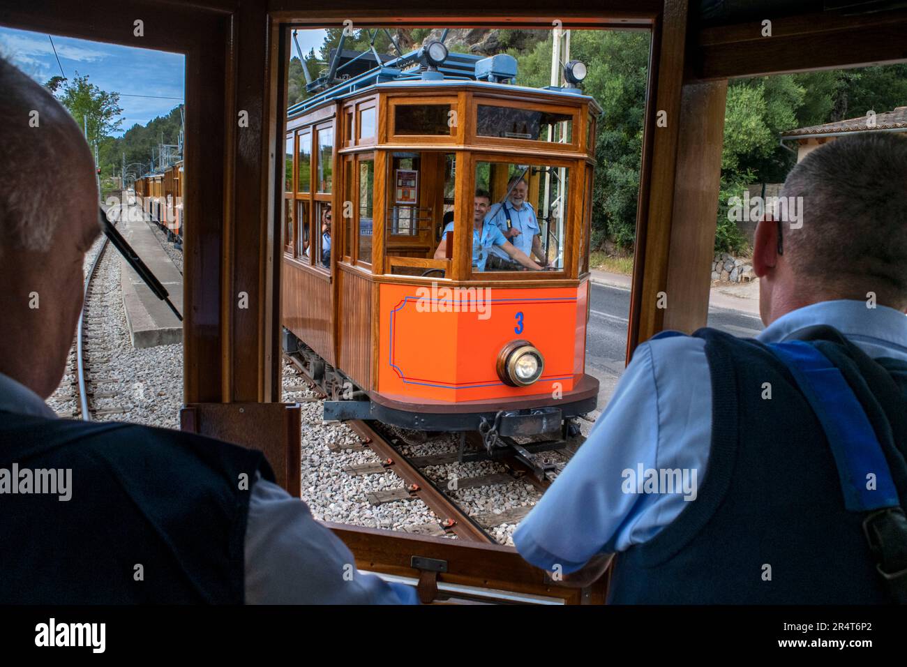 Autista del tram d'epoca al villaggio di Soller. Il tram opera un servizio 5kms dalla stazione ferroviaria nel villaggio di Soller al Puerto de Sol Foto Stock