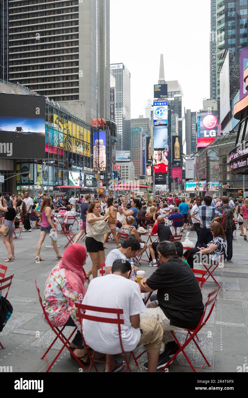 US, New York, Times Square - area con posti a sedere pubblici. Foto Stock