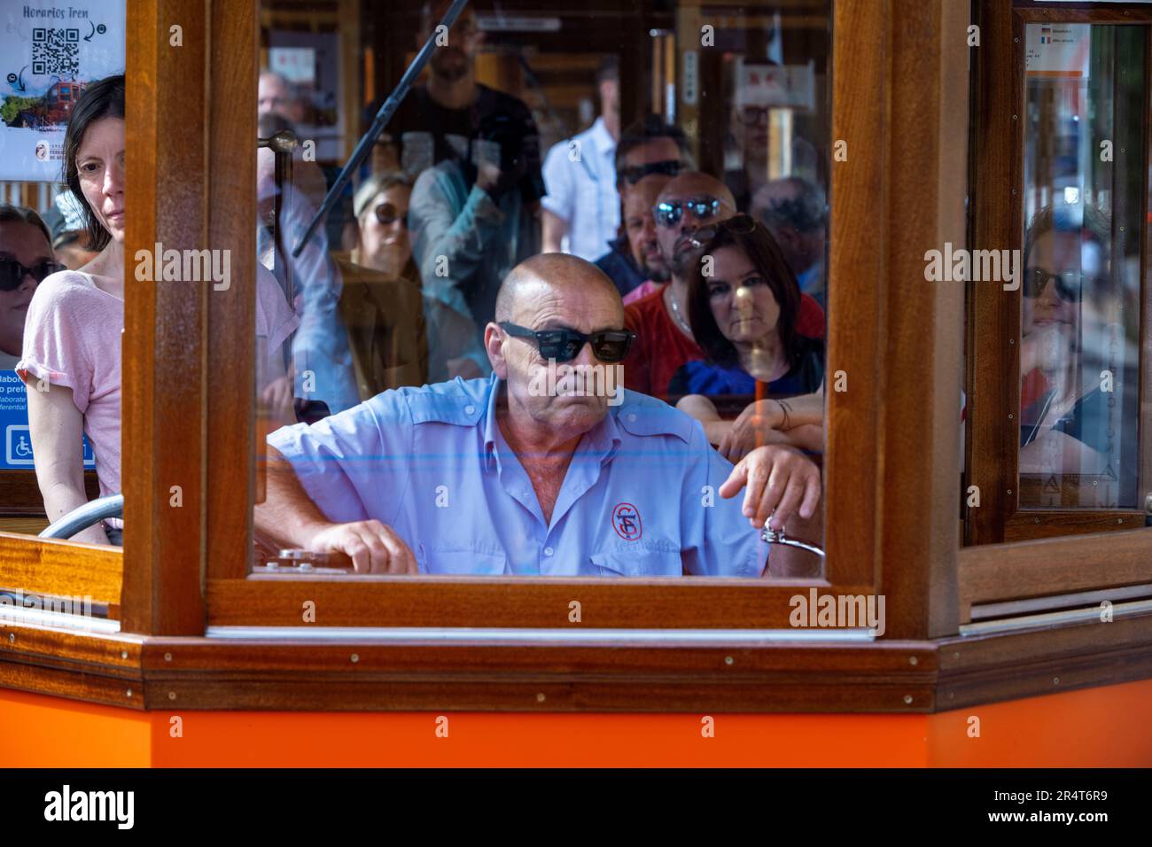 Tram d'epoca presso il villaggio di Port de Soller. Il tram opera un servizio 5kms dalla stazione ferroviaria nel villaggio di Soller al Puerto de Soller, S. Foto Stock