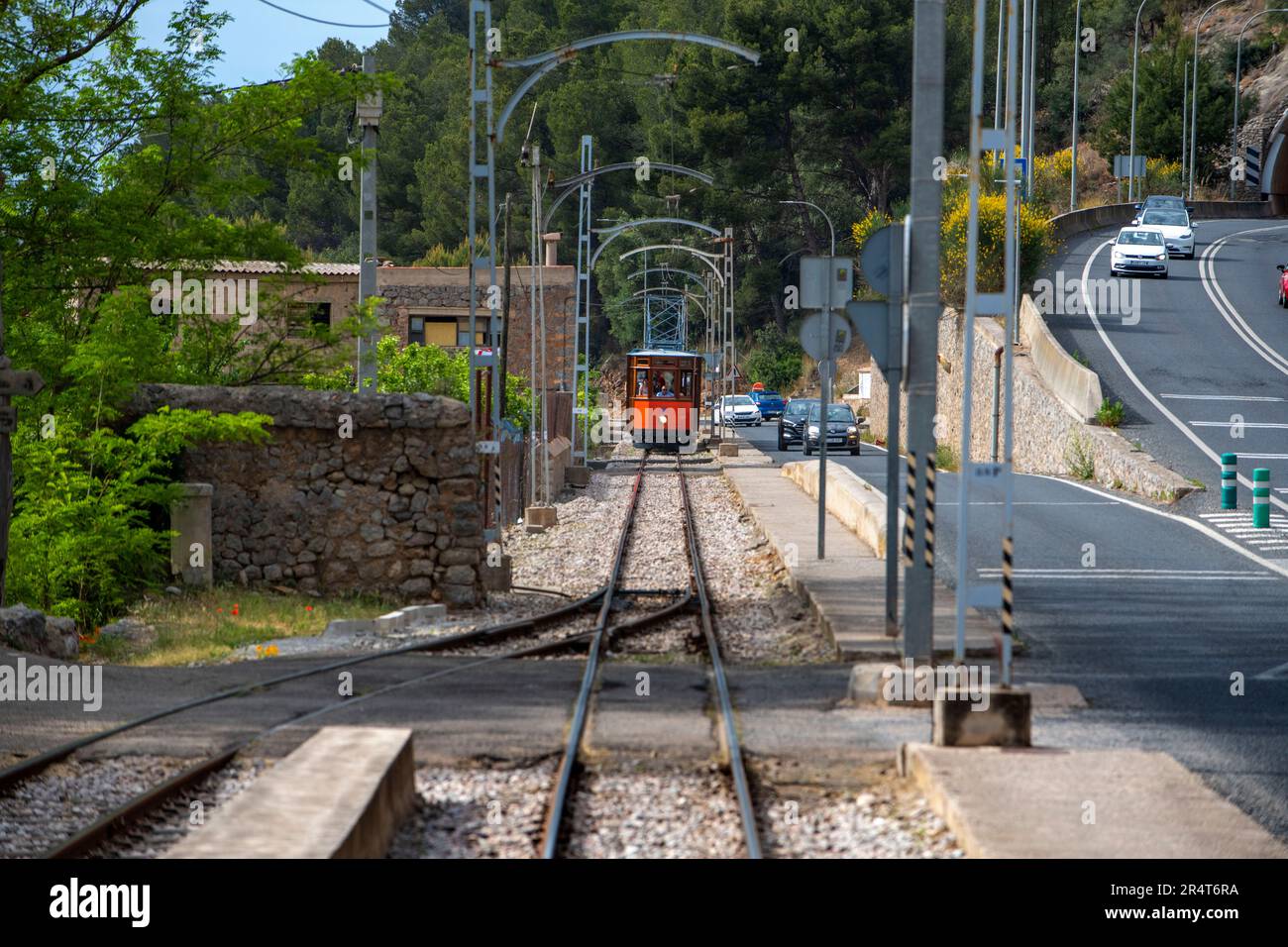 Tram d'epoca presso il villaggio di Port de Soller. Il tram opera un servizio 5kms dalla stazione ferroviaria nel villaggio di Soller al Puerto de Soller, S. Foto Stock