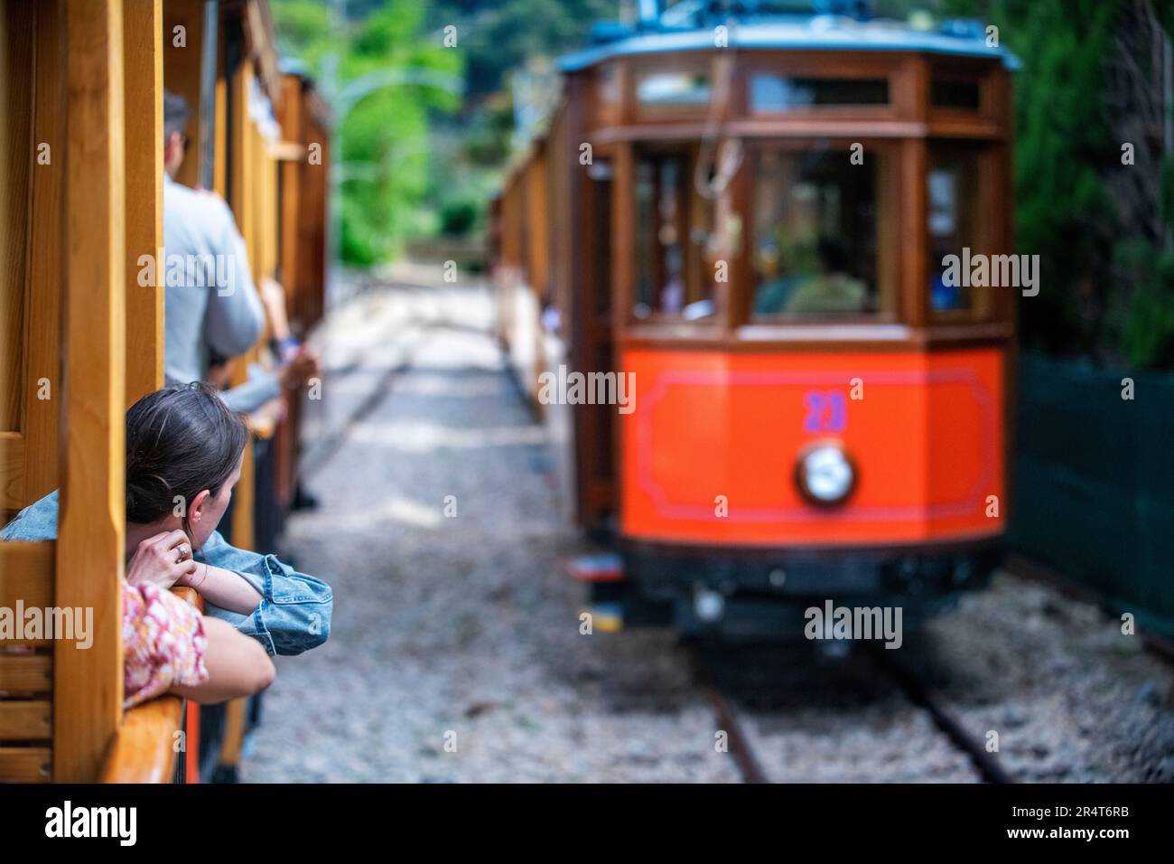 Turisti all'interno del tram d'epoca al porto di Soller centro villaggio. Il tram opera un servizio 5kms dalla stazione ferroviaria nel villaggio di Soller Foto Stock
