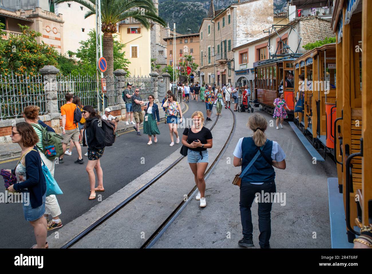 Centro del villaggio di Soller. Tram d'epoca presso il villaggio di Soller. Il tram opera un servizio 5kms dalla stazione ferroviaria nel villaggio di Soller al Puer Foto Stock