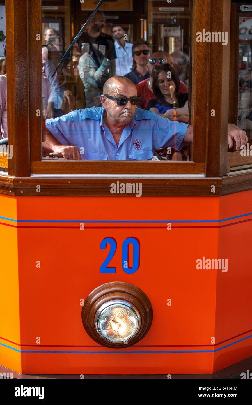 Tram d'epoca presso il villaggio di Port de Soller. Il tram opera un servizio 5kms dalla stazione ferroviaria nel villaggio di Soller al Puerto de Soller, S. Foto Stock
